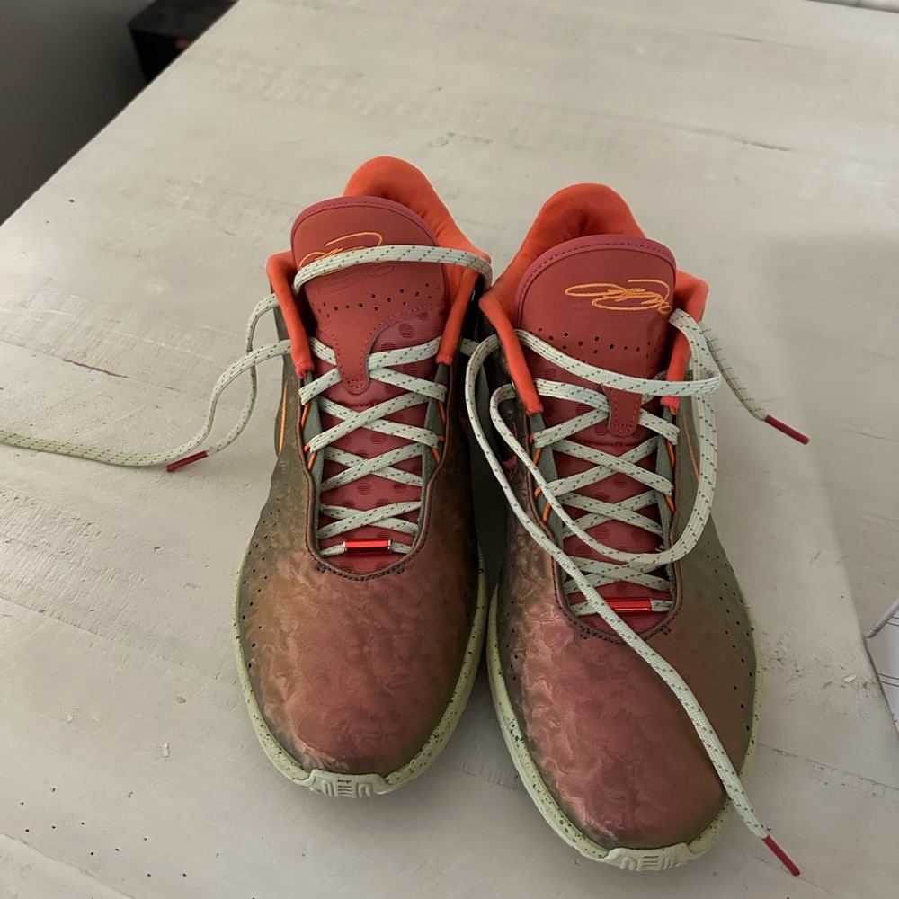 LEBRON XXI
EMBER GLOW/ELEMENTAL GOLD SHOES